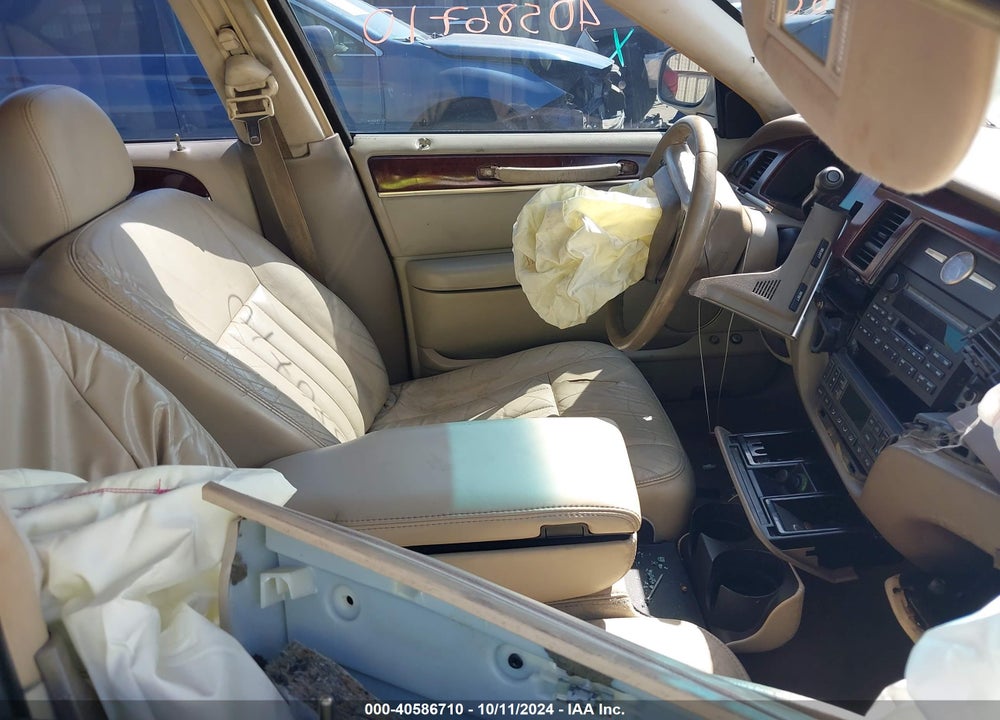2004 LINCOLN TOWN CAR SIGNATURE VIN: 1LNHM81W24Y688854