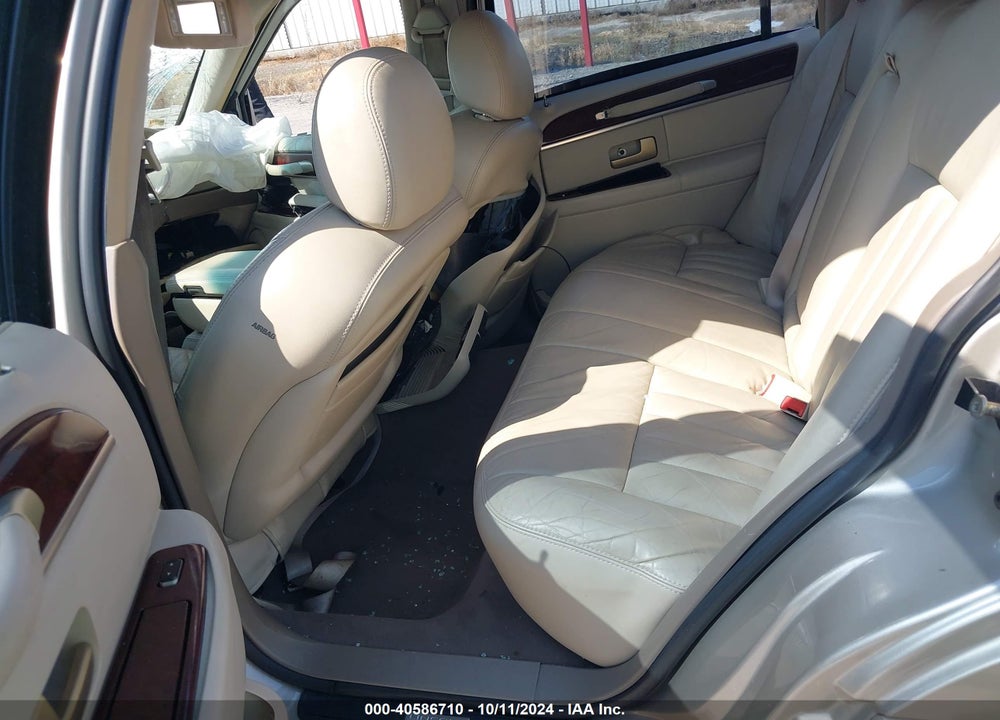 2004 LINCOLN TOWN CAR SIGNATURE VIN: 1LNHM81W24Y688854