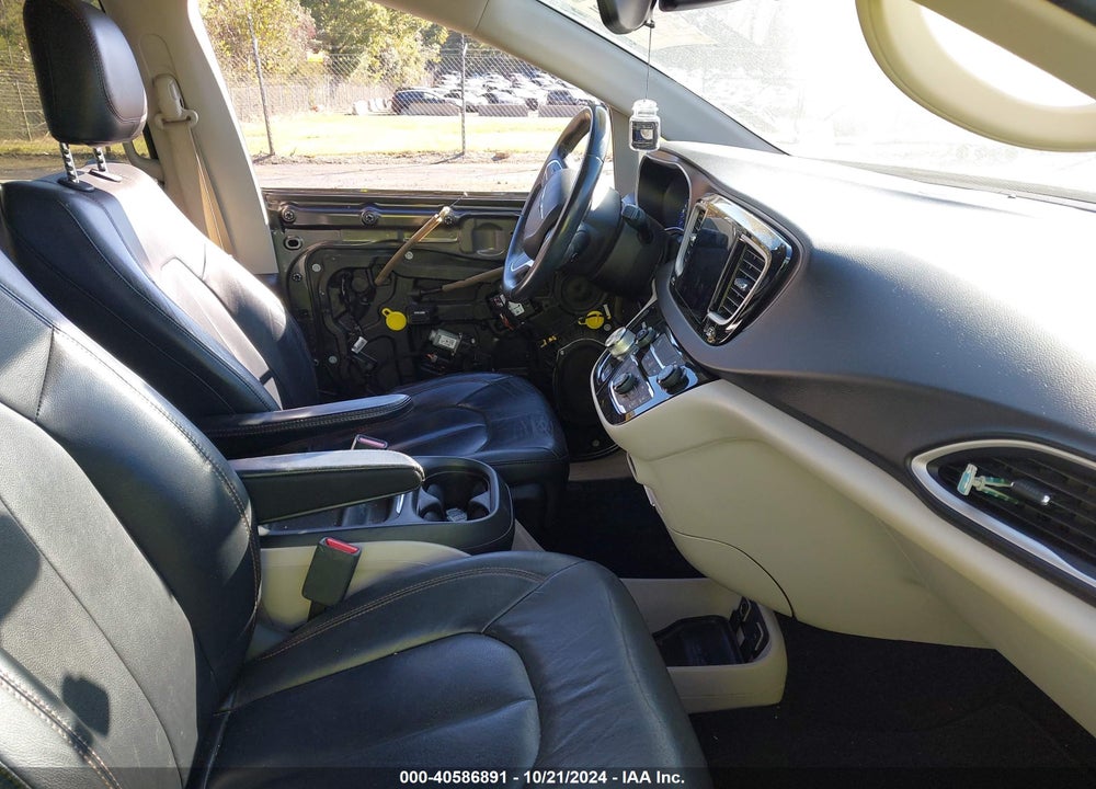 2017 CHRYSLER PACIFICA TOURING L VIN: 2C4RC1BG2HR569593