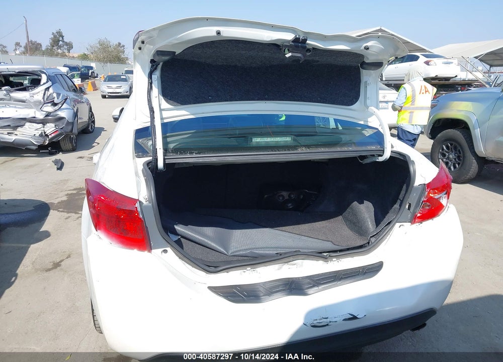 2018 TOYOTA COROLLA SE VIN: 5YFBURHE3JP792248