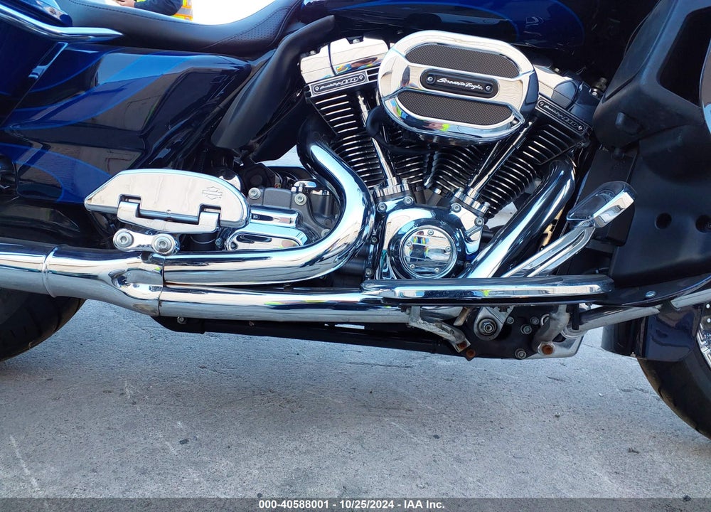 2015 HARLEY-DAVIDSON FLTRUSE CVO ROAD GLIDE VIN: 1HD1TAN33FB952300