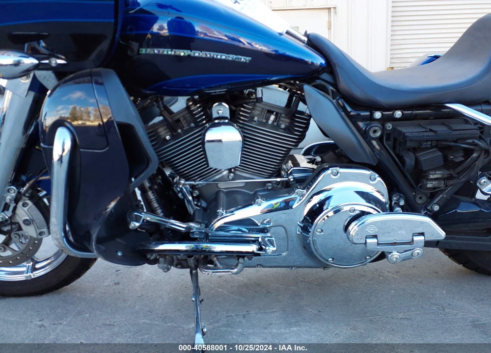 2015 HARLEY-DAVIDSON FLTRUSE CVO ROAD GLIDE VIN: 1HD1TAN33FB952300