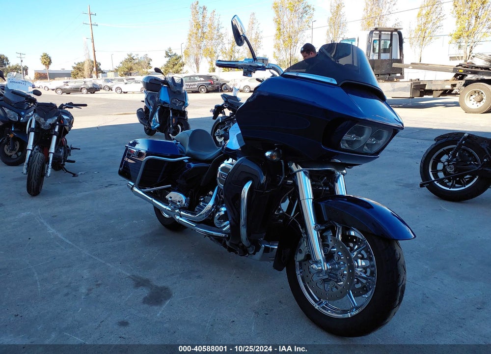 2015 HARLEY-DAVIDSON FLTRUSE CVO ROAD GLIDE VIN: 1HD1TAN33FB952300