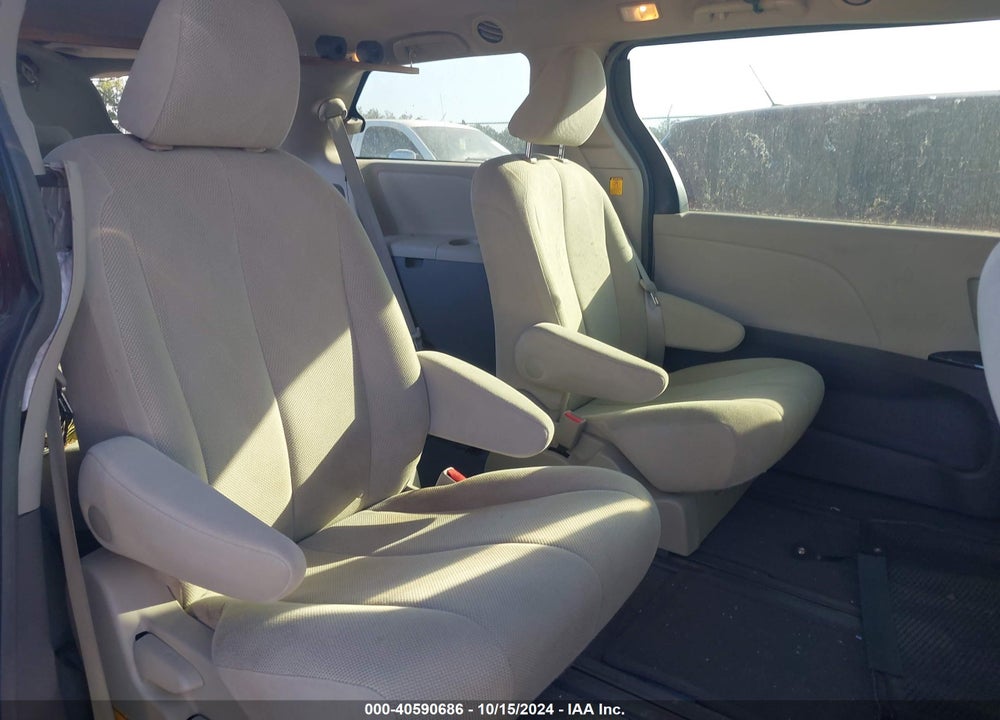 2011 TOYOTA SIENNA VIN: 5TDZK3DC7BS084244