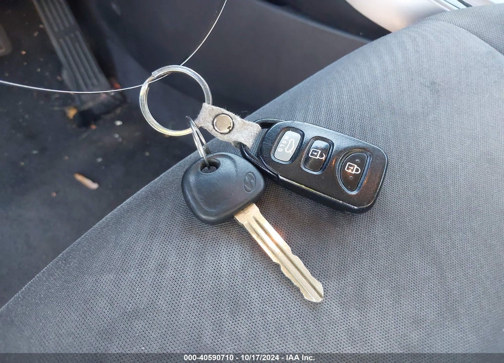2013 HYUNDAI ELANTRA GLS VIN: KMHDH4AE8DU880578
