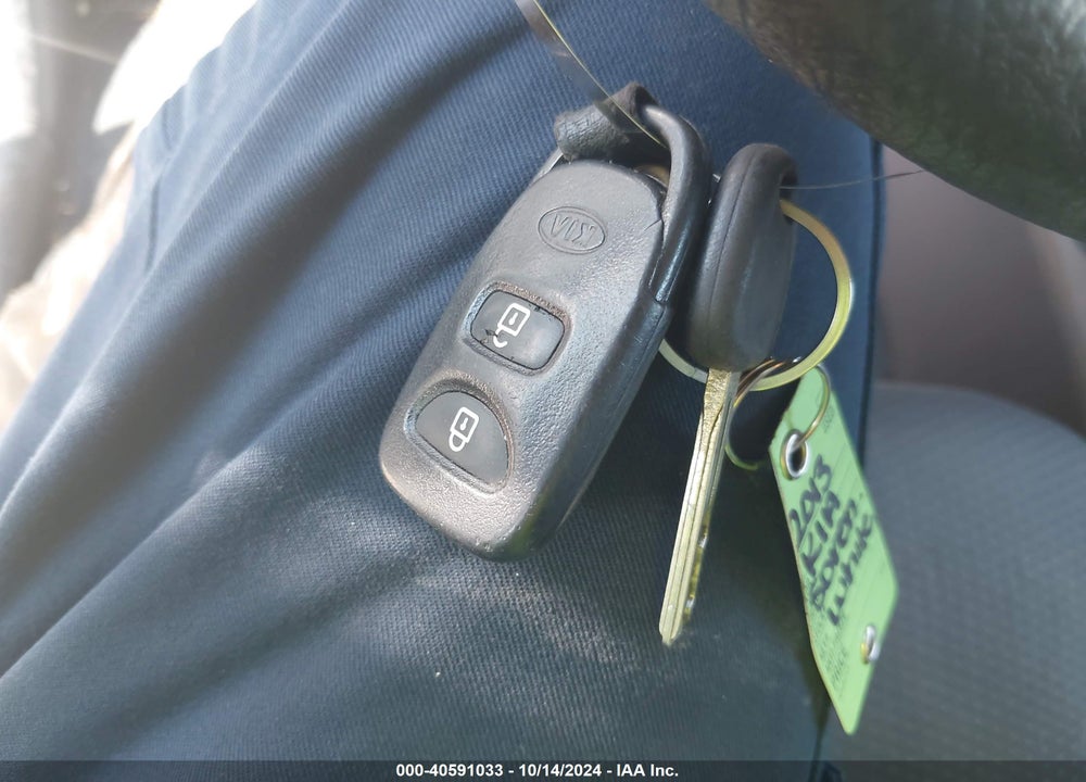 2013 KIA SORENTO LX VIN: 5XYKT3A63DG348590