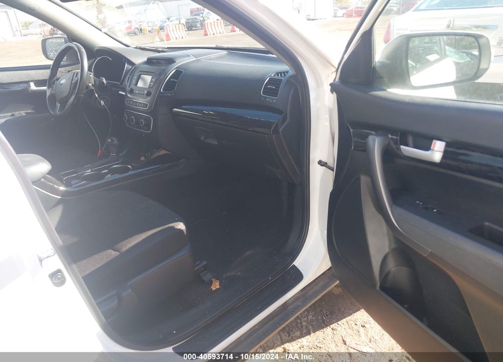 2015 KIA SORENTO LX VIN: 5XYKT4A69FG578286