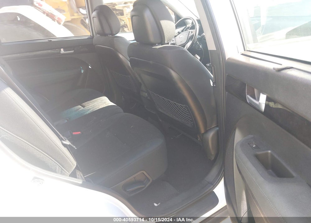 2015 KIA SORENTO LX VIN: 5XYKT4A69FG578286