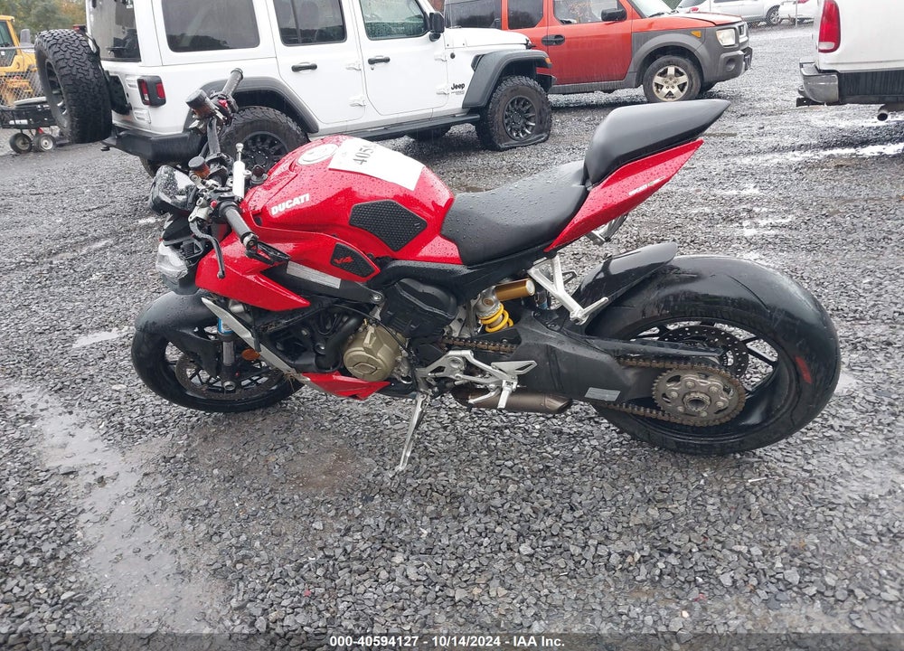 2022 DUCATI STREETFIGHTER V4/V4S VIN: ZDMFAKNW1NB008527