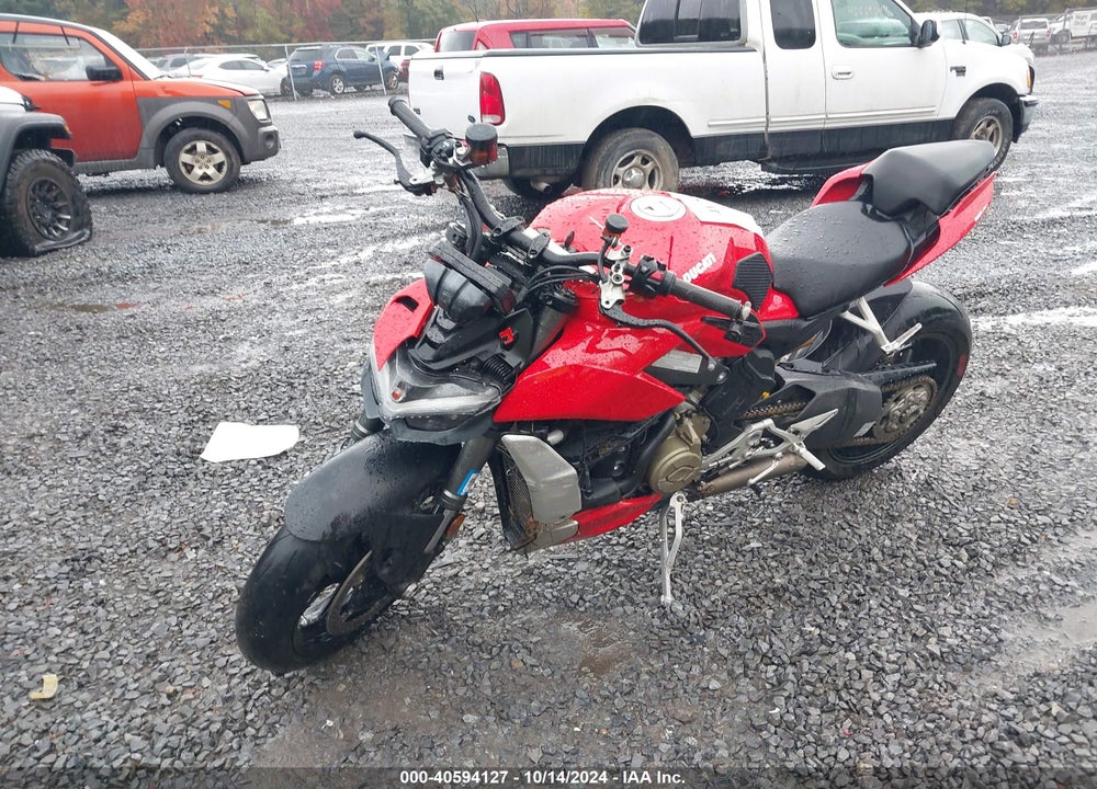 2022 DUCATI STREETFIGHTER V4/V4S VIN: ZDMFAKNW1NB008527