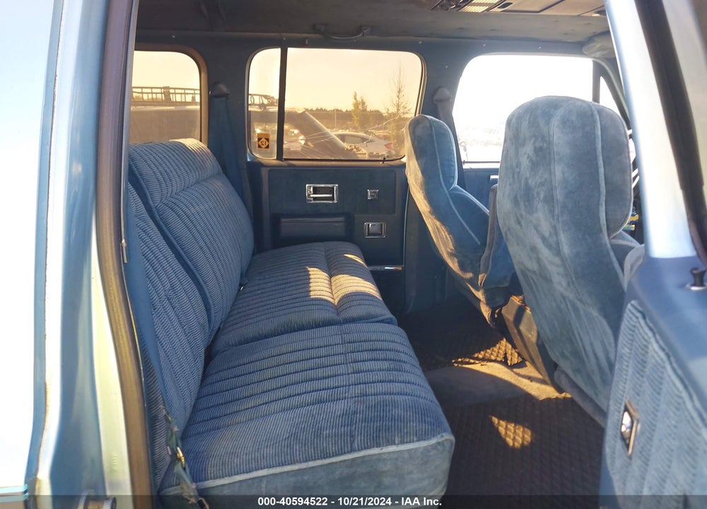 1989 CHEVROLET SUBURBAN V1500 VIN: 1GNEV16KXKF130946