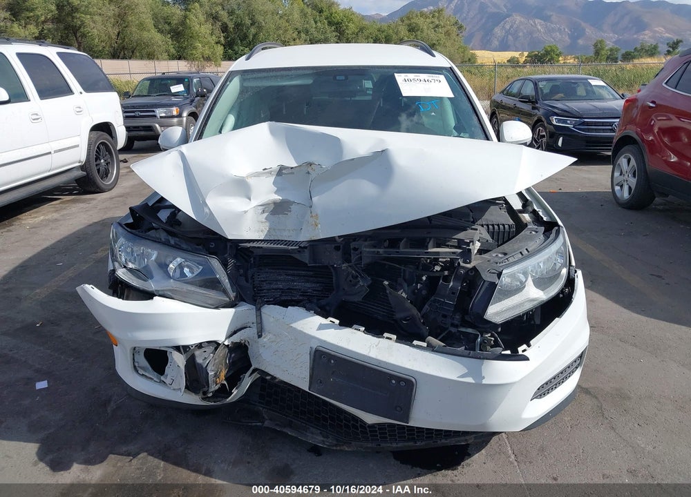 2017 VOLKSWAGEN TIGUAN VIN: WVGAV7AX8HK037240