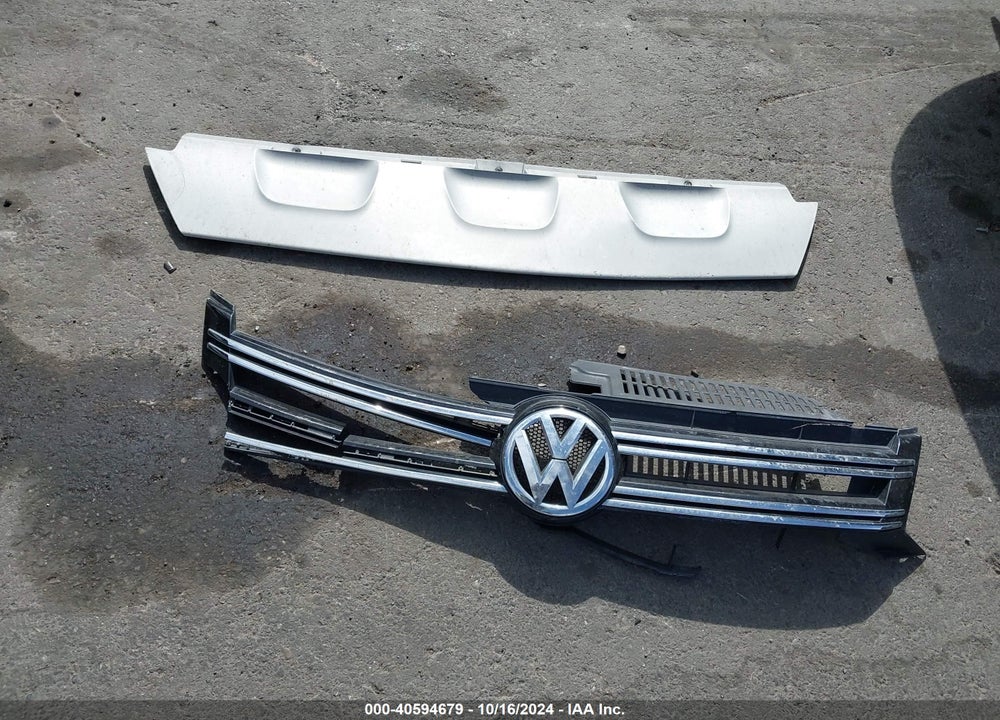 2017 VOLKSWAGEN TIGUAN VIN: WVGAV7AX8HK037240