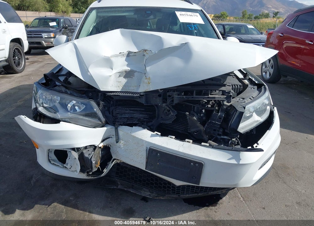 2017 VOLKSWAGEN TIGUAN VIN: WVGAV7AX8HK037240