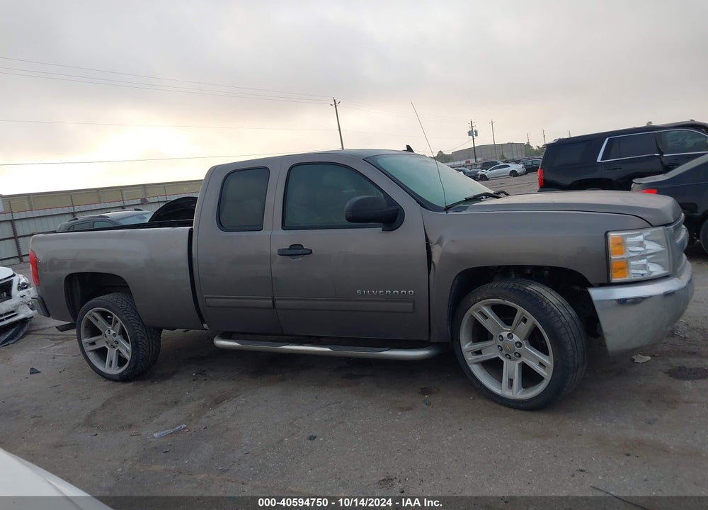 2013 CHEVROLET SILVERADO 1500 LT VIN: 1GCRCSE02DZ136666