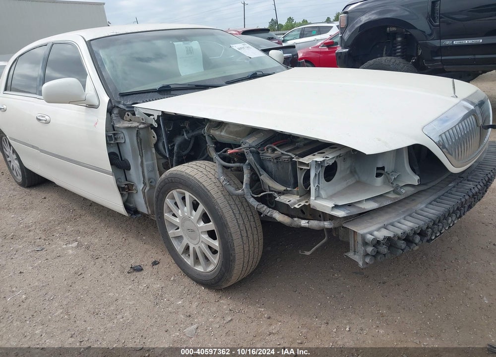 2007 LINCOLN TOWN CAR SIGNATURE VIN: 1LNHM81V27Y612028