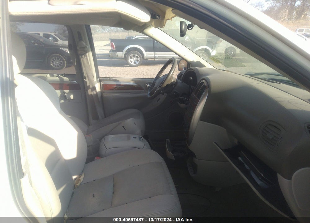 2005 CHRYSLER TOWN & COUNTRY LIMITED VIN: 2C8GP64L45R562996