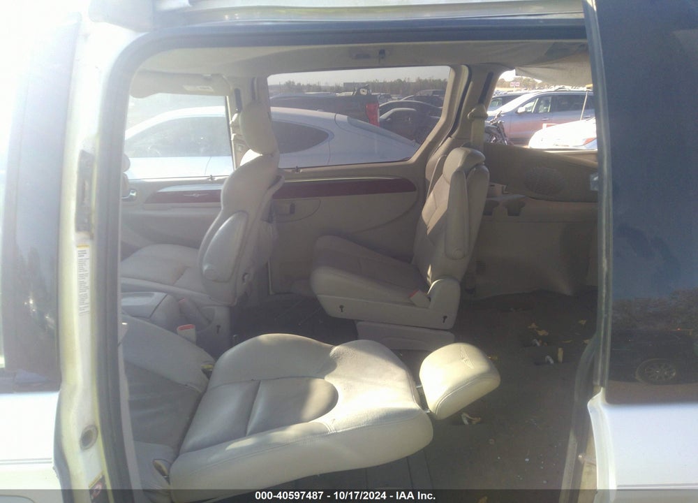 2005 CHRYSLER TOWN & COUNTRY LIMITED VIN: 2C8GP64L45R562996