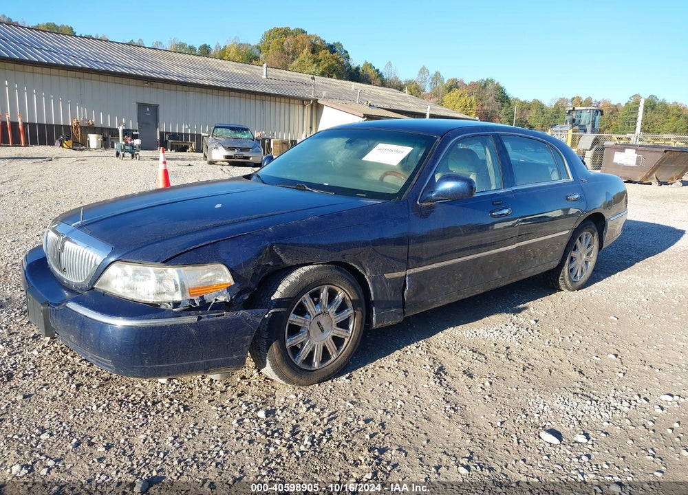 2008 LINCOLN TOWN CAR SIGNATURE LIMITED VIN: 2LNHM82W88X639100