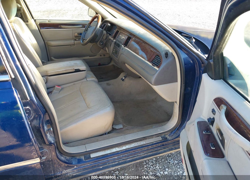 2008 LINCOLN TOWN CAR SIGNATURE LIMITED VIN: 2LNHM82W88X639100