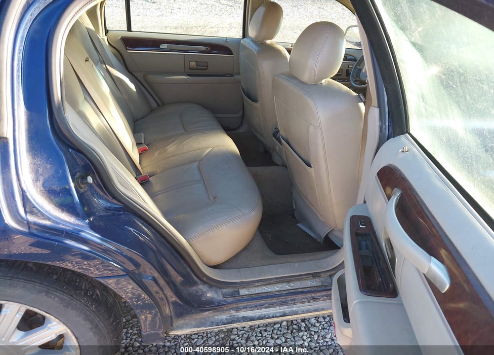 2008 LINCOLN TOWN CAR SIGNATURE LIMITED VIN: 2LNHM82W88X639100