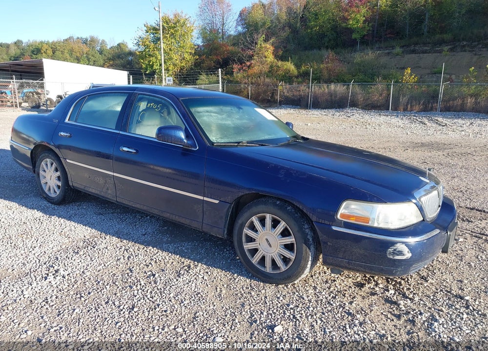 2008 LINCOLN TOWN CAR SIGNATURE LIMITED VIN: 2LNHM82W88X639100
