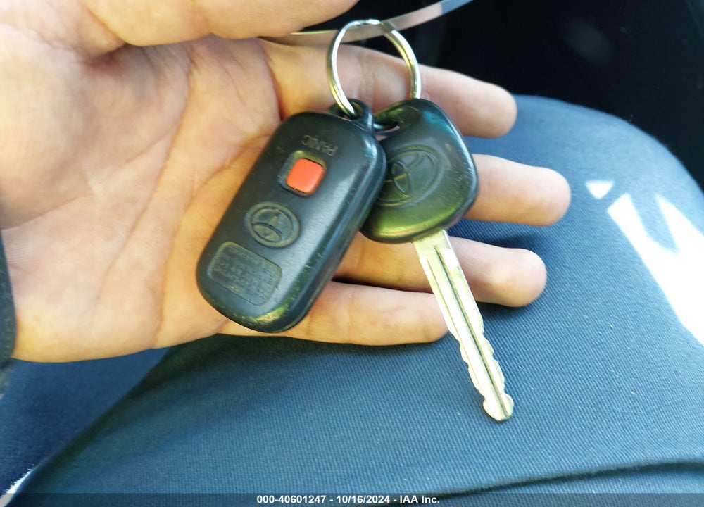 2007 TOYOTA MATRIX VIN: 2T1KR32E07C653856