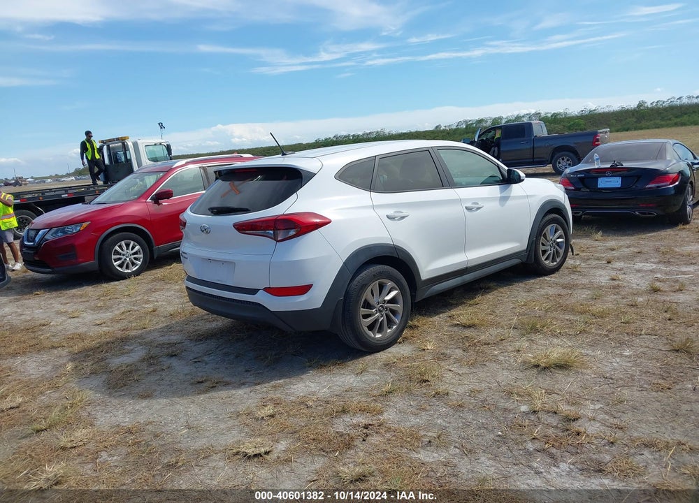 2017 HYUNDAI TUCSON SE VIN: KM8J23A48HU563699