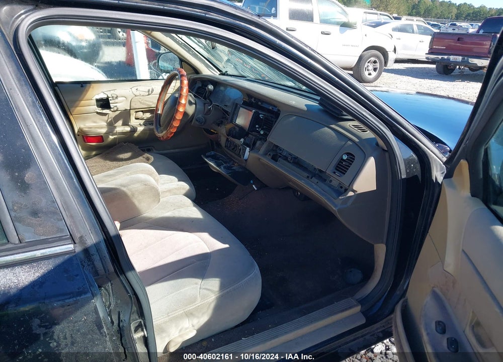 2001 FORD CROWN VICTORIA VIN: 2FAFP73W61X121400