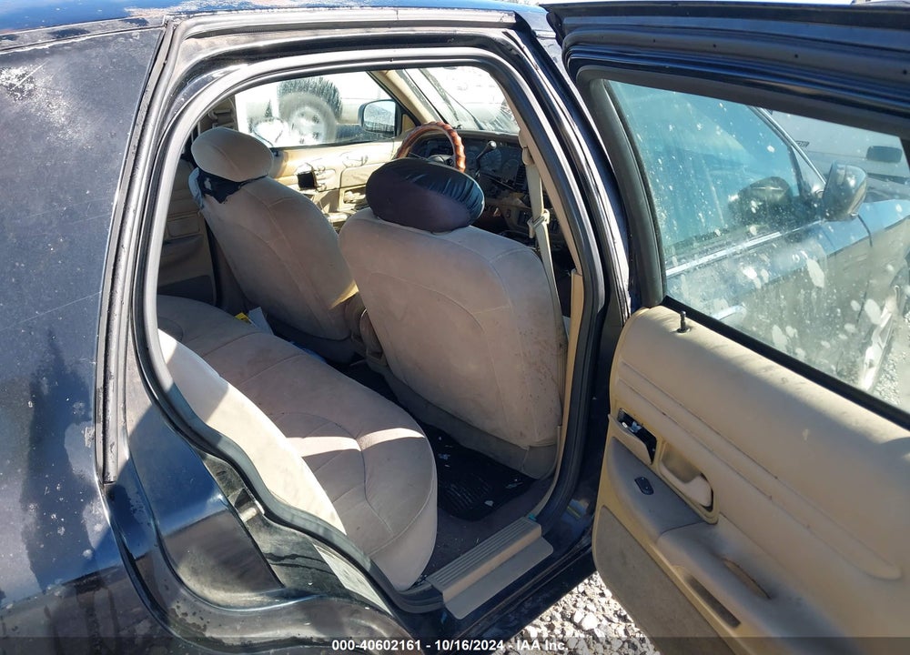 2001 FORD CROWN VICTORIA VIN: 2FAFP73W61X121400