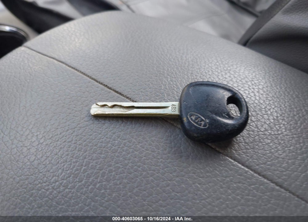 2011 KIA SORENTO LX VIN: 5XYKT3A13BG053264