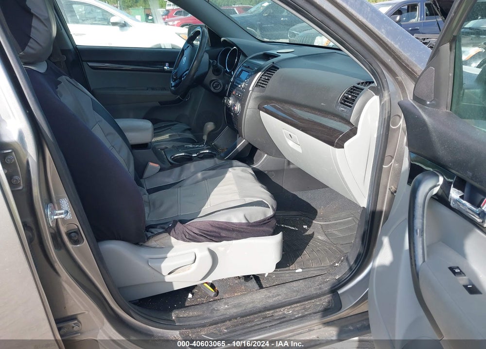 2011 KIA SORENTO LX VIN: 5XYKT3A13BG053264