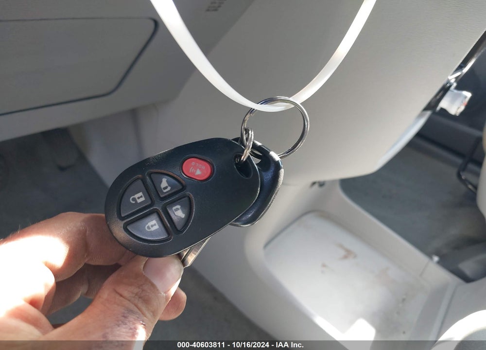 2014 TOYOTA SIENNA LE V6 8 PASSENGER VIN: 5TDKK3DC8ES452971