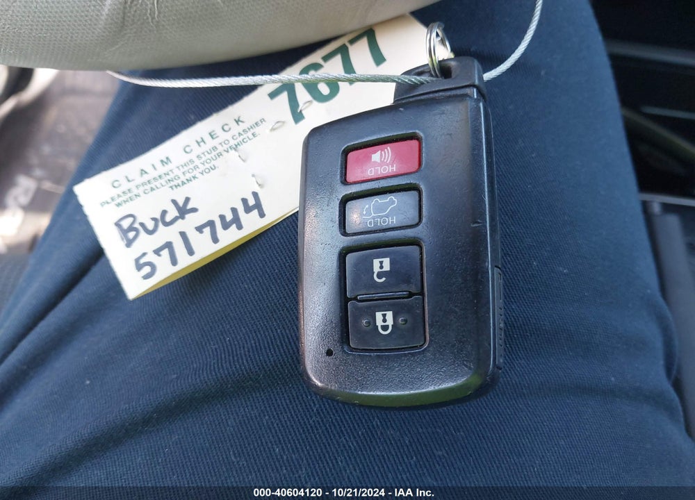 2017 TOYOTA RAV4 HYBRID XLE VIN: JTMRJREV1HD136400
