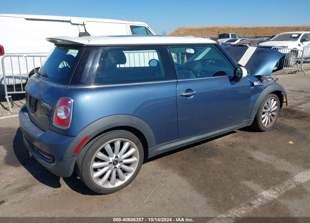 2011 MINI COOPER S VIN: WMWSV3C53BTY22471