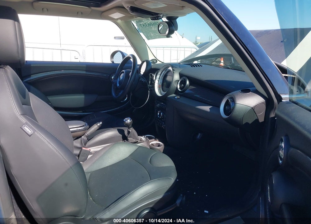 2011 MINI COOPER S VIN: WMWSV3C53BTY22471