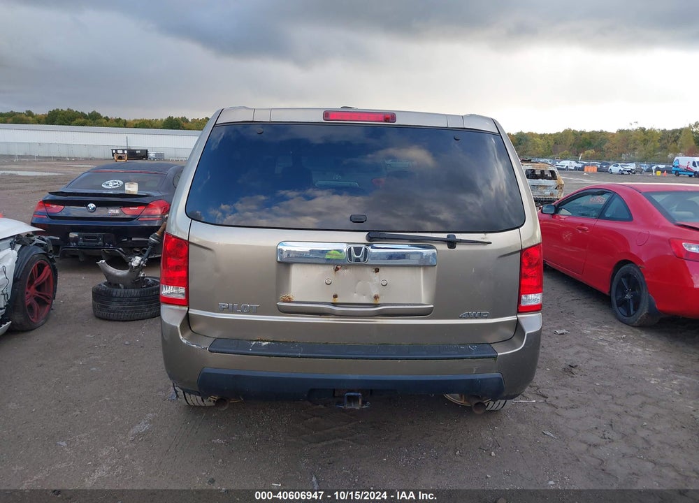 2011 HONDA PILOT LX VIN: 5FNYF4H27BB061896