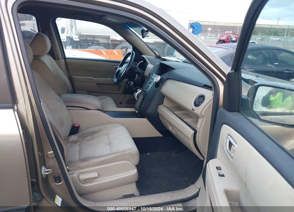 2011 HONDA PILOT LX VIN: 5FNYF4H27BB061896