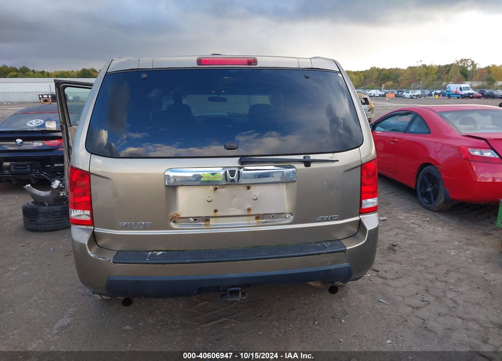 2011 HONDA PILOT LX VIN: 5FNYF4H27BB061896