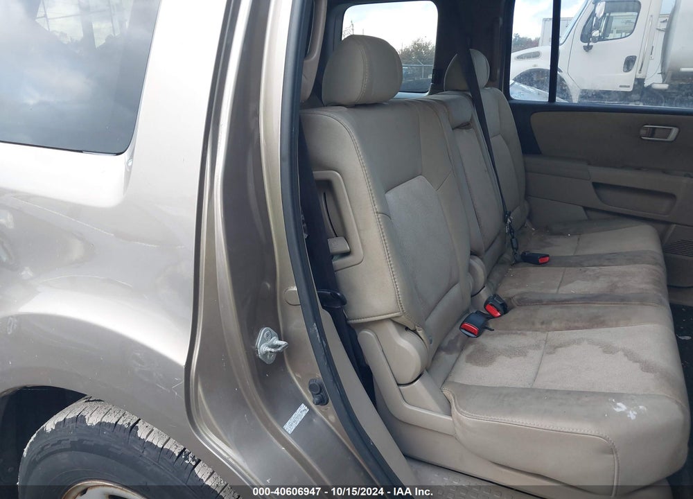 2011 HONDA PILOT LX VIN: 5FNYF4H27BB061896