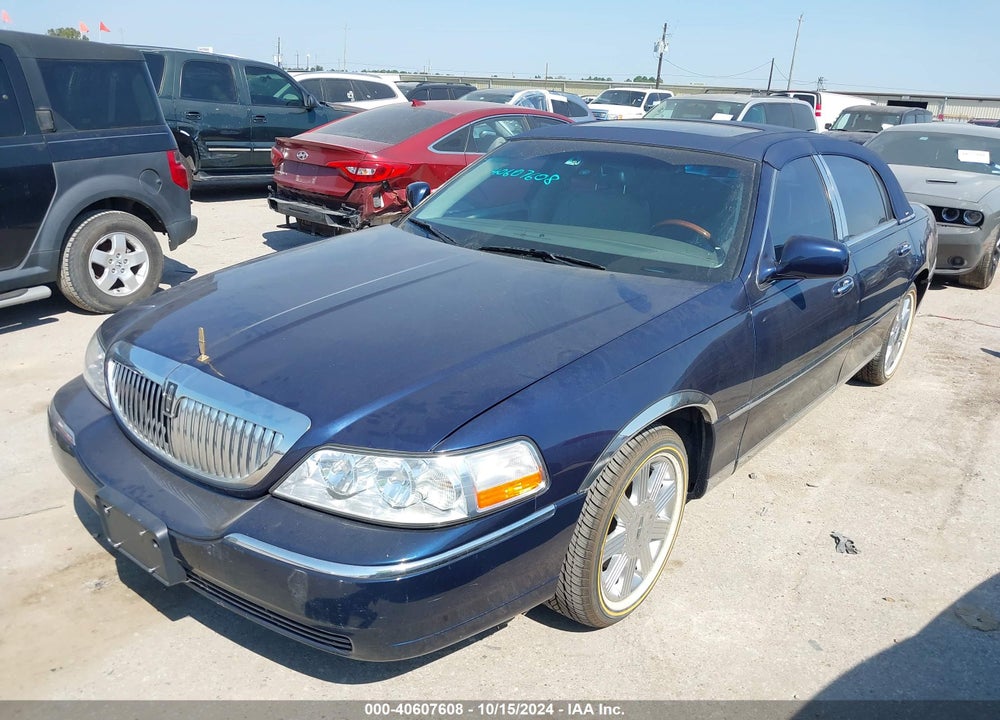 2003 LINCOLN TOWN CAR SIGNATURE VIN: 1LNHM82W43Y678596