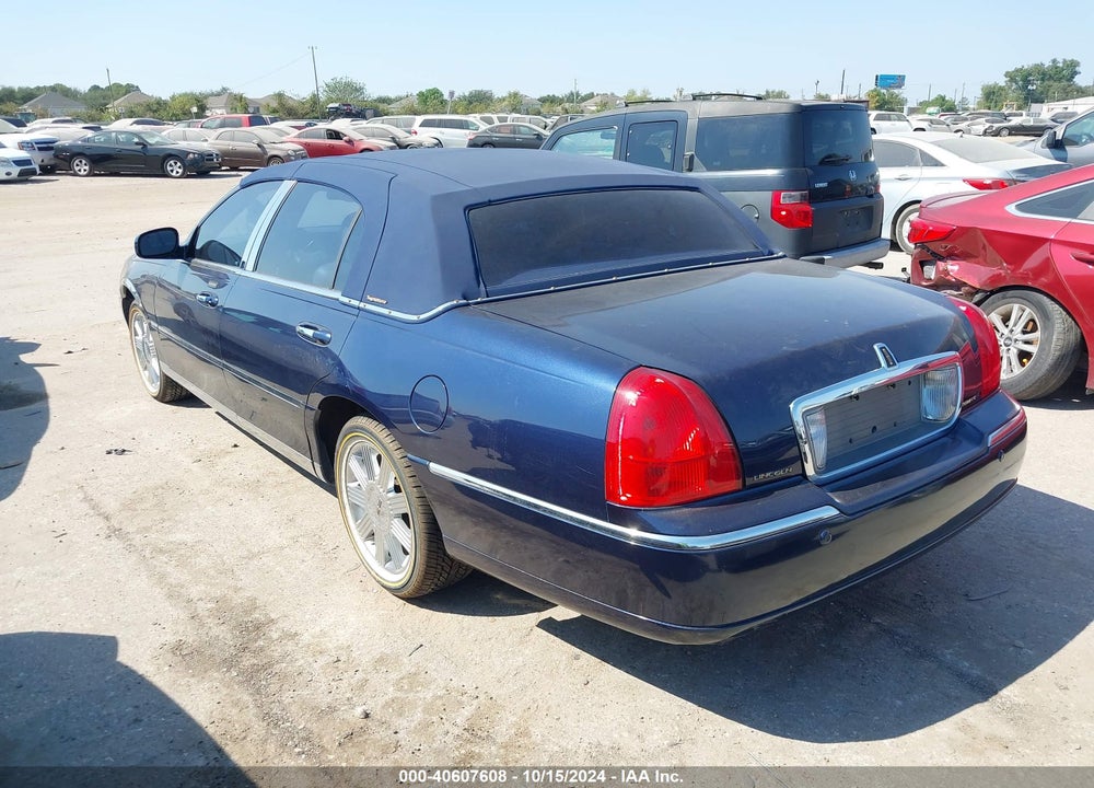 2003 LINCOLN TOWN CAR SIGNATURE VIN: 1LNHM82W43Y678596