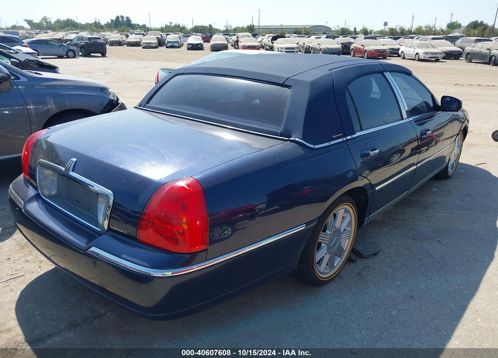 2003 LINCOLN TOWN CAR SIGNATURE VIN: 1LNHM82W43Y678596