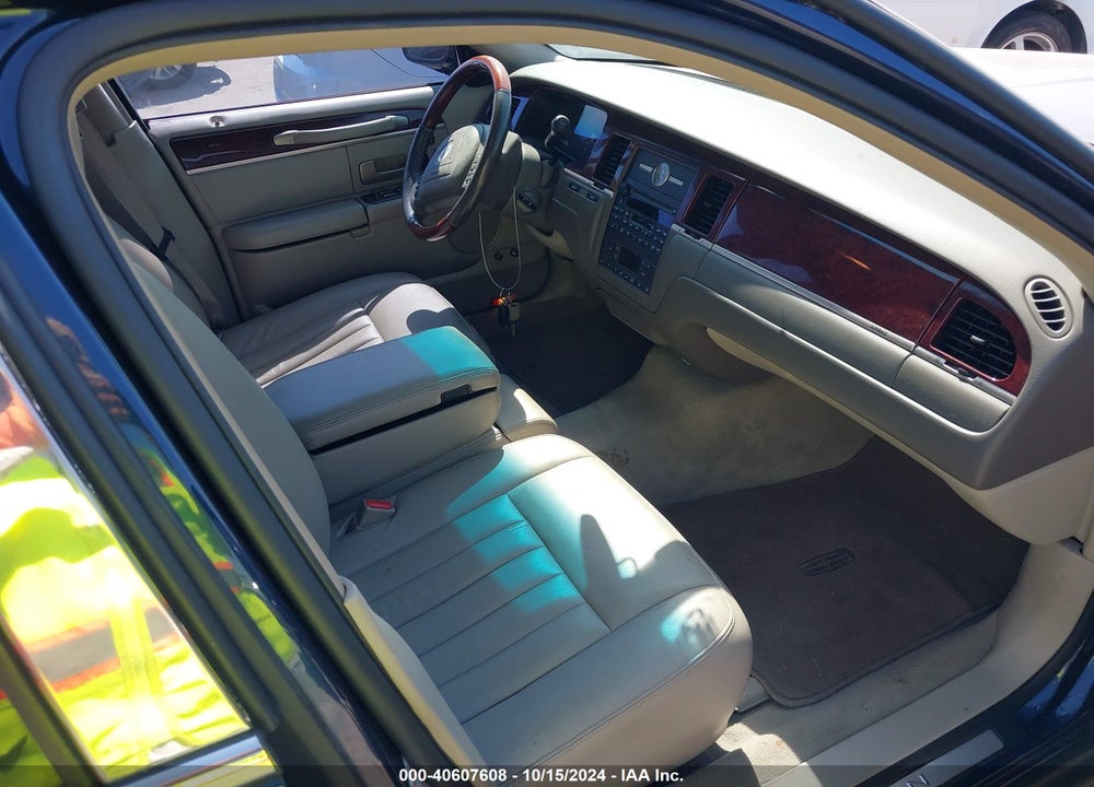 2003 LINCOLN TOWN CAR SIGNATURE VIN: 1LNHM82W43Y678596