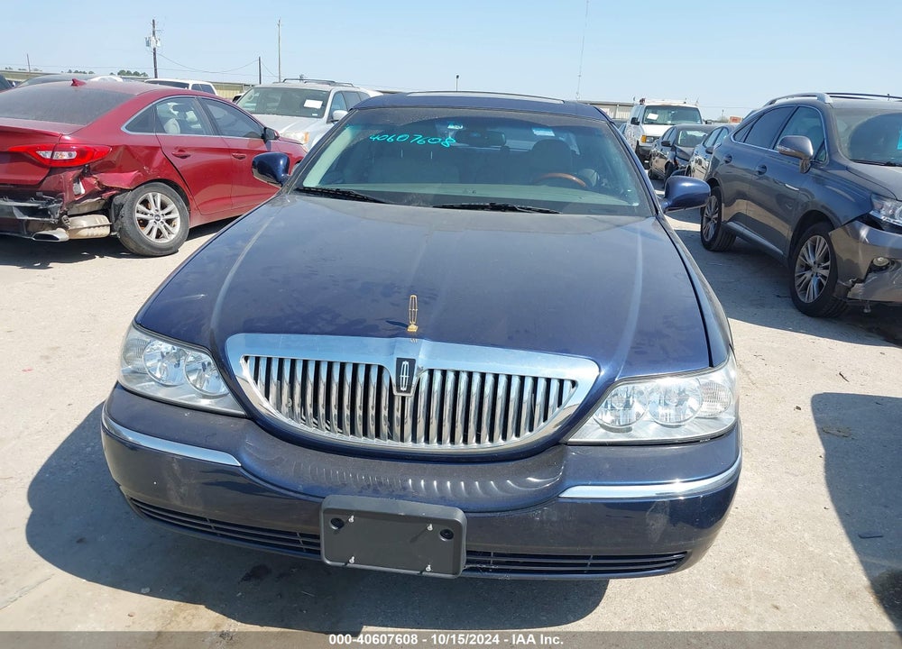 2003 LINCOLN TOWN CAR SIGNATURE VIN: 1LNHM82W43Y678596