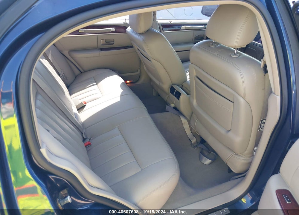 2003 LINCOLN TOWN CAR SIGNATURE VIN: 1LNHM82W43Y678596