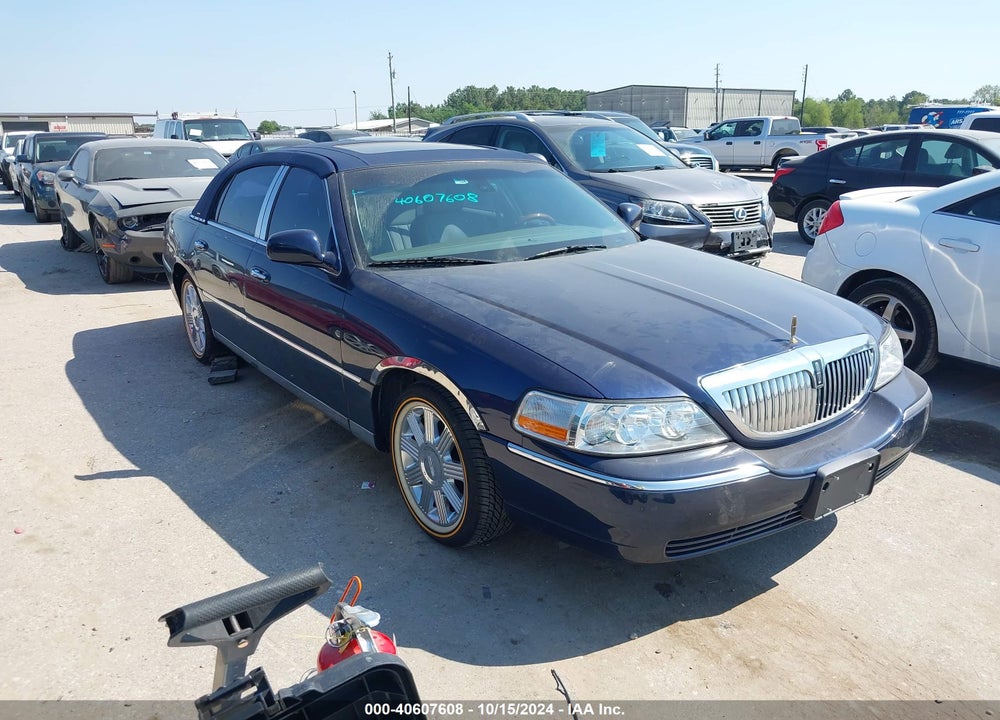 2003 LINCOLN TOWN CAR SIGNATURE VIN: 1LNHM82W43Y678596