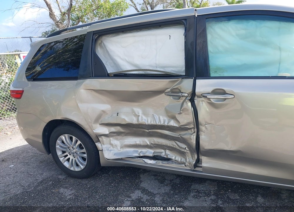 2017 TOYOTA SIENNA XLE 8 PASSENGER VIN: 5TDYZ3DC4HS832531