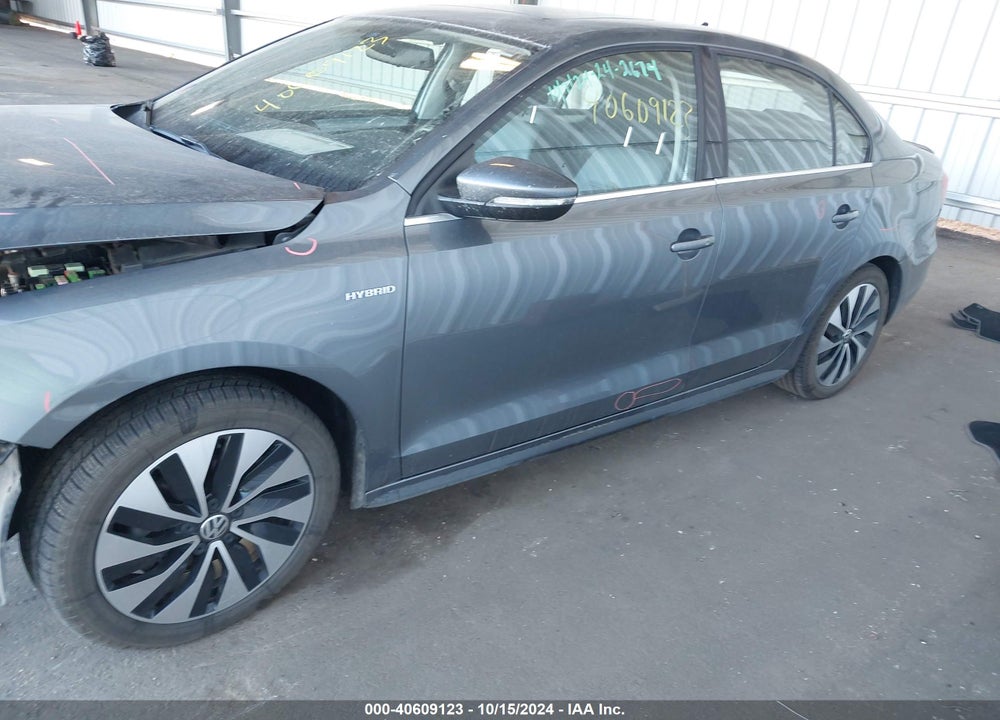2015 VOLKSWAGEN JETTA HYBRID SEL PREMIUM VIN: 3VW637AJ8FM320770