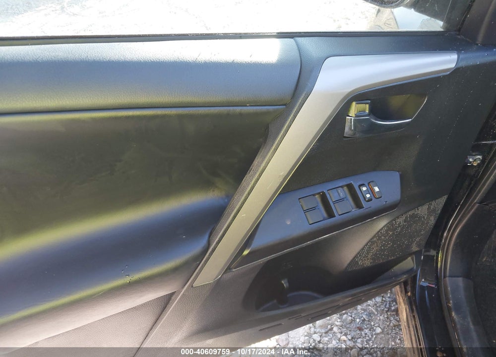 2018 TOYOTA RAV4 XLE VIN: 2T3RFREV0JW852845